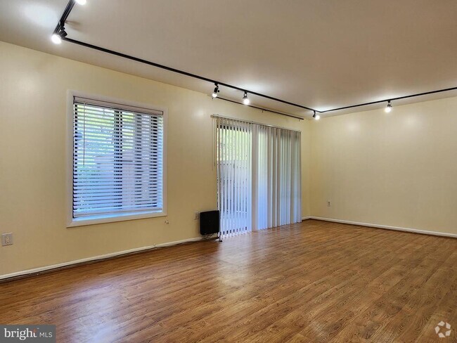 Building Photo - 6934 Hanover Pkwy Unit 100 Rental
