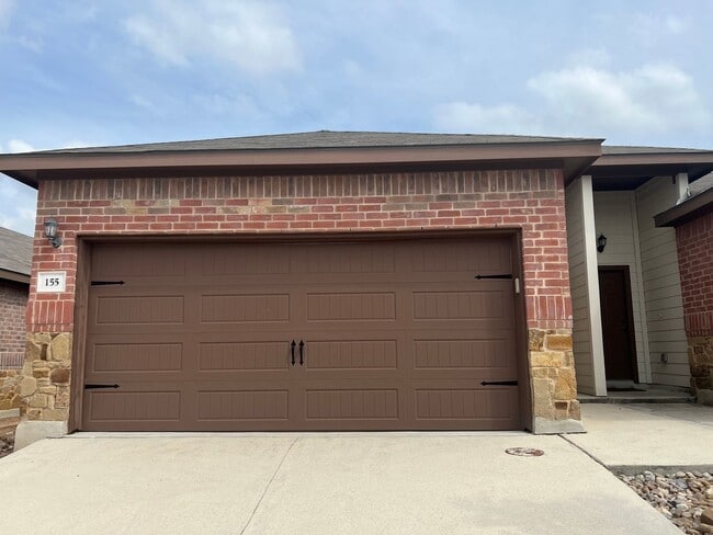 Building Photo - Luxury 3/2 duplex in NBTX