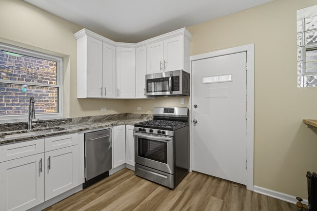 Photo - 4831 W Roscoe St