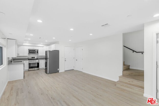 Building Photo - 1409 N Hobart Blvd Unit #202 Rental