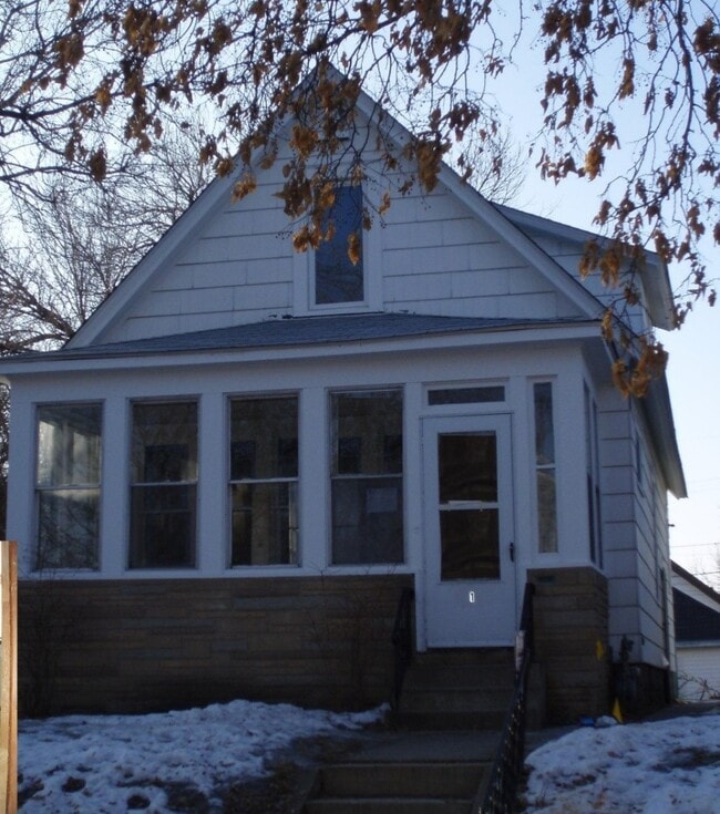 Building Photo - 1182 Thomas Ave W Unit Upper