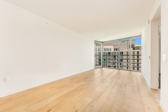 Photo - 1001 Queen St Condo Unit 3807