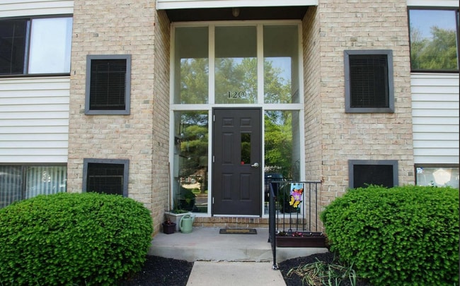 Building Photo - 2-Bedroom Condo with Patio & Pool Access i...