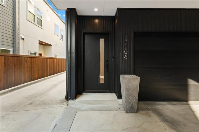 Building Photo - 2001 N Prairie Ave Unit 106