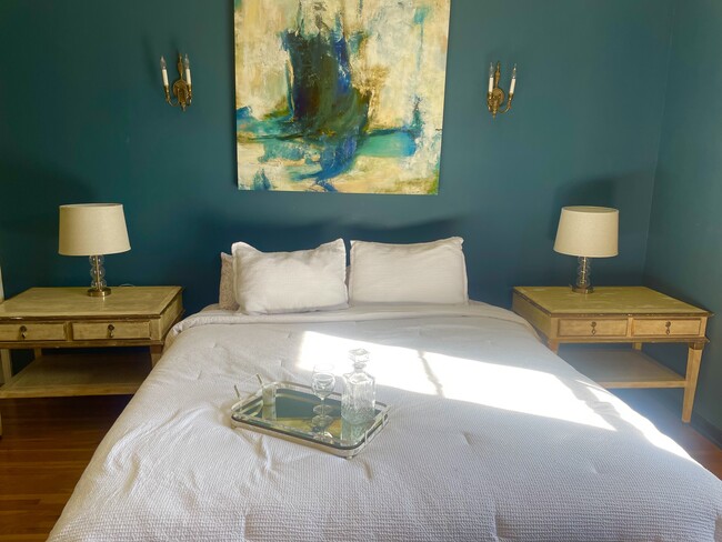 área de cama de estudio - Los Altos Apartments