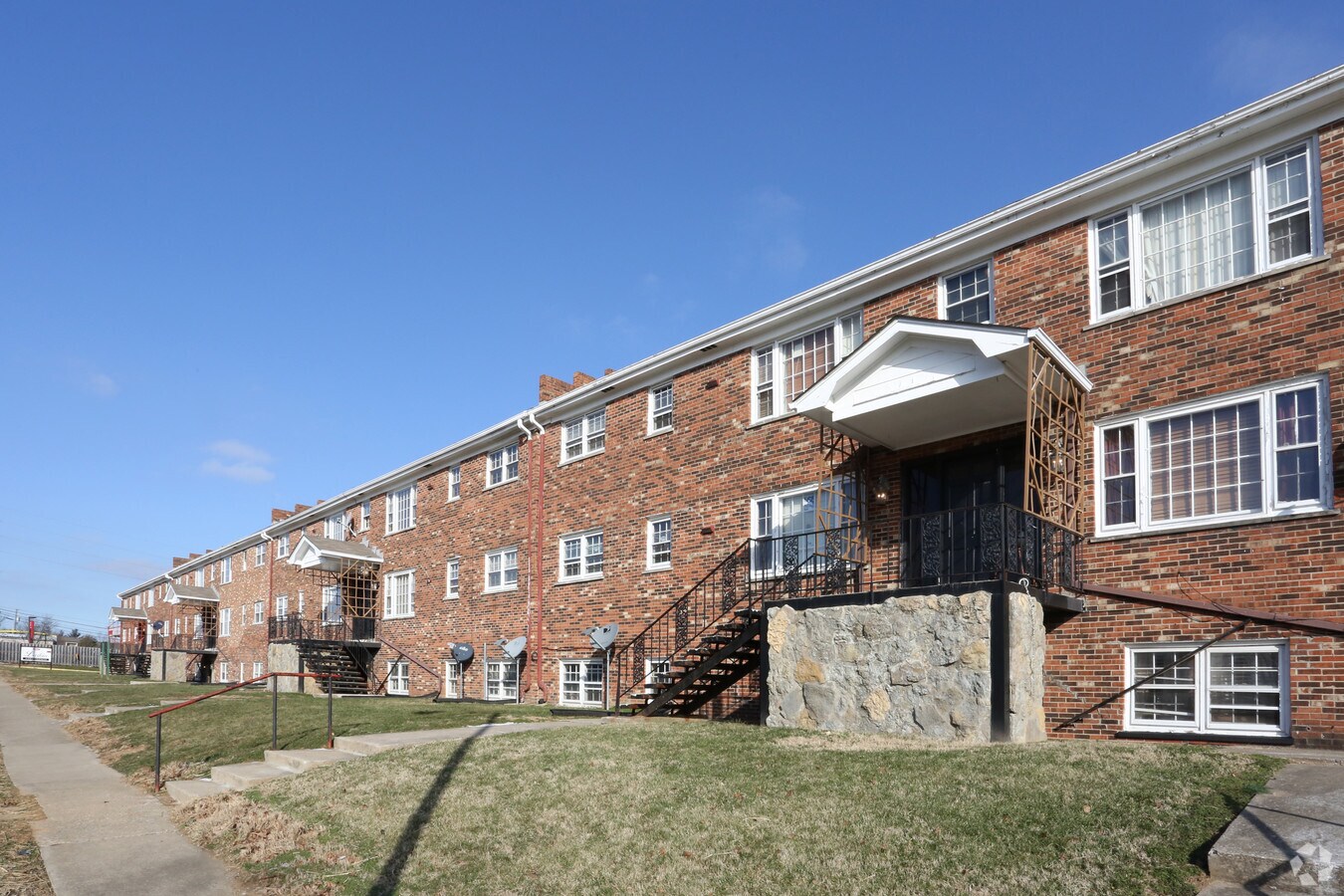 Surfside & Larkin Apartments - Surfside Green Apartments