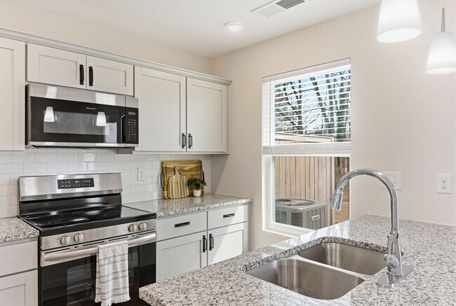 Photo - Beautiful 3 Bedroom 2.5 Bath Townhome in East Main Meadows