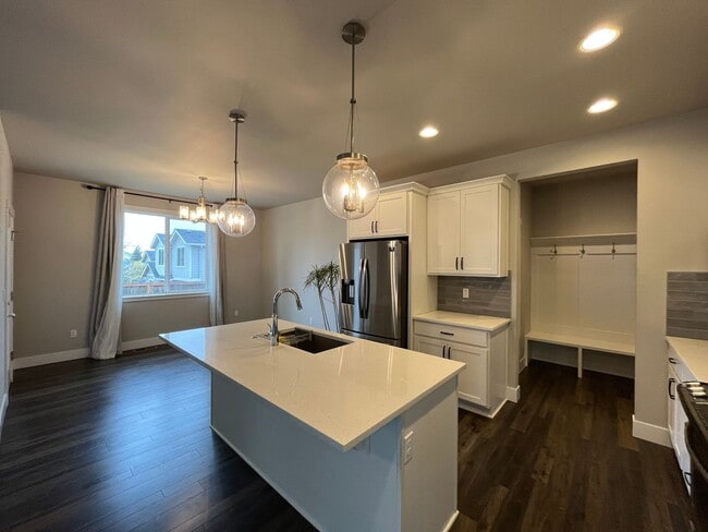 Photo - Beautiful and Newer 4 Bedroom 2.5 Bathroom Craftsman attached House close to the Columbia River! ...