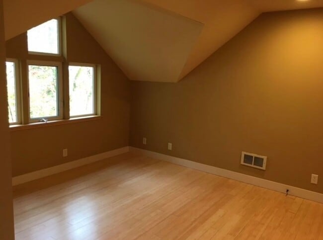 Photo - 4 BD/3.5 Bath home available 05/10/2026 in the South Hills