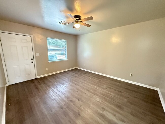 Photo - 3 Bedroom 1.5 bathroom duplex home