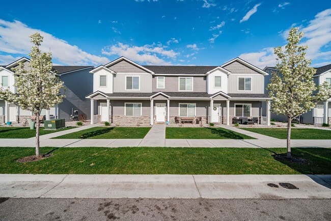 Building Photo - Beautiful 3-Bedroom Townhome in Summerfield Community – Resort-Style Amenities!