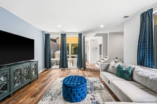Building Photo - 1116 Bering Dr Unit 25