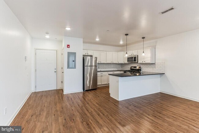 Building Photo - 6157 Ridge Ave Unit 207 Rental