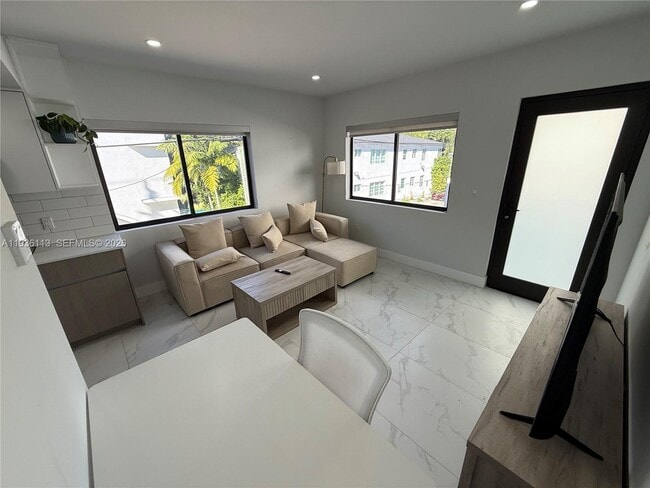 Building Photo - 944 Jefferson Ave Unit 16