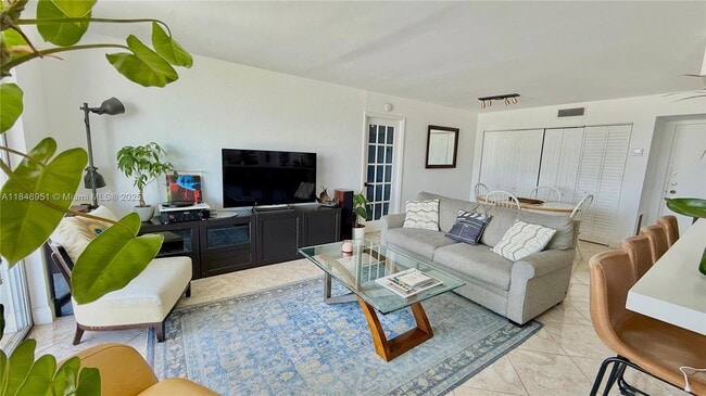 Photo - 7601 Byron Ave Unidad 5A