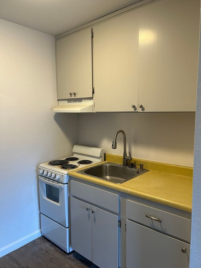 Photo - **READY FOR MOVE IN** 2nd Floor Studio Overlooking Pool Unidad 214