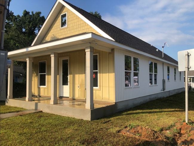 1723 N Davis Hwy
