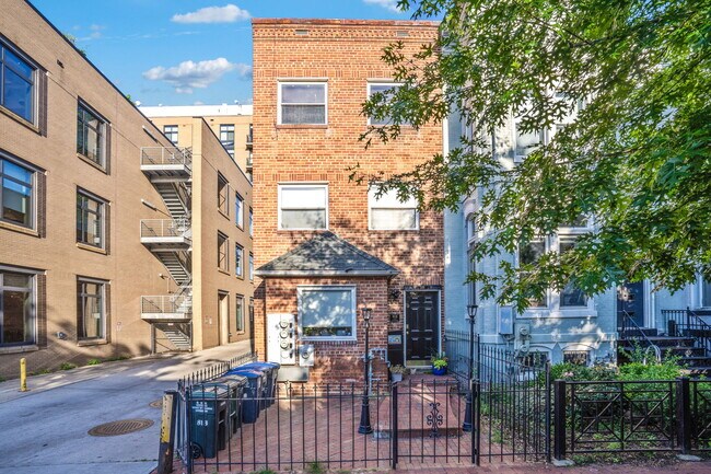 Building Photo - 818 7th St NE Rental