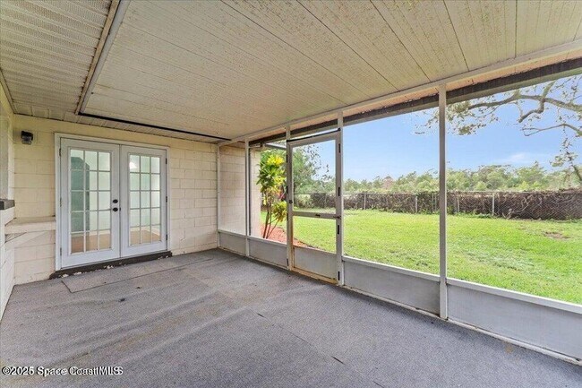 Photo - 1527 Spruce Rd