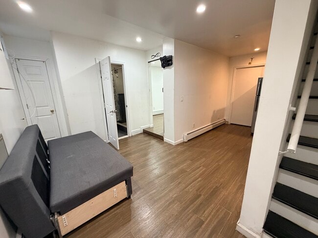 Building Photo - 11440 145th St Unit 1 Bedroom Apartment