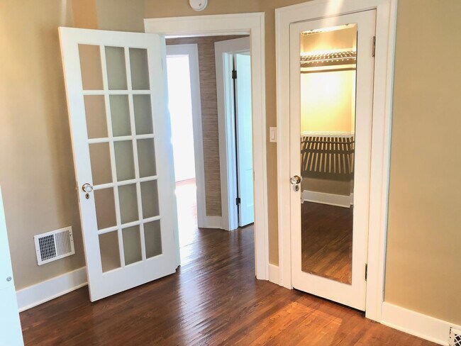 Photo - Beautiful 3 BR 1.5 bathroom house in histo...