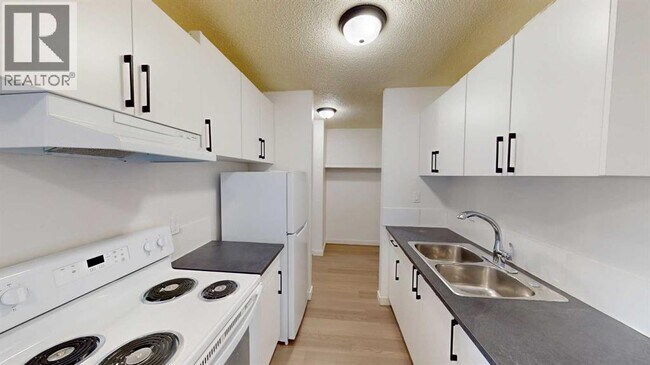 Photo - 9515-9100 100 Ave.