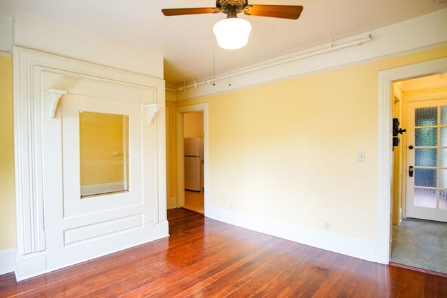 Building Photo - Vintage Studio w/Hardwoods & Large Sunny Windows Unit 301