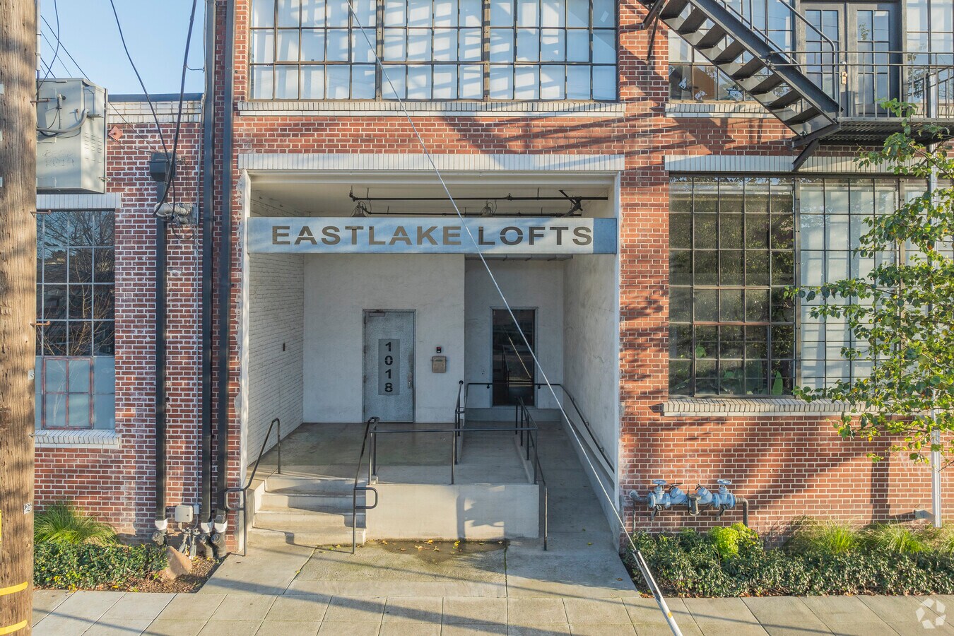 Entrada - Eastlake Lofts