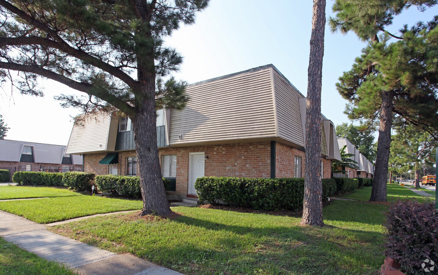 Chateua Townhomes - Chateau Royal Townhouse Apartments