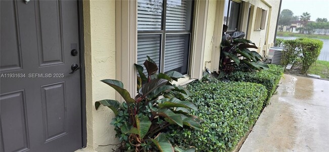 Building Photo - 10006 NW 6th St Unit 101