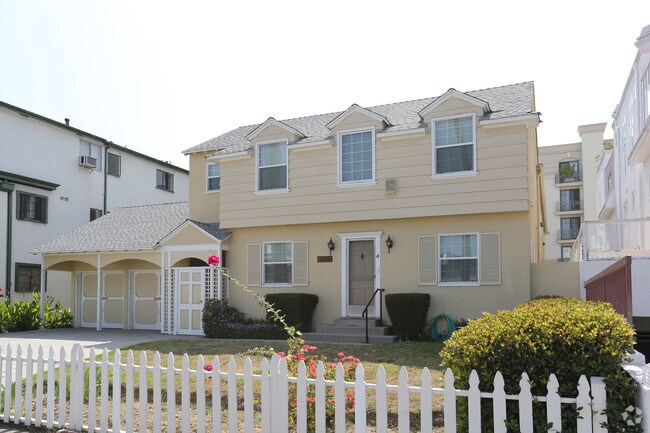 Photo - 425 N Doheny Dr Apartments