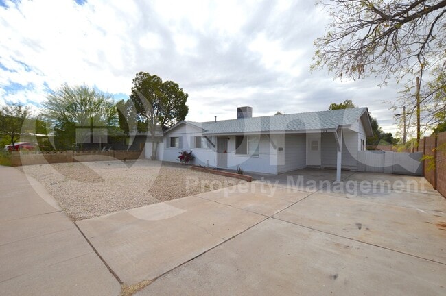 Building Photo - 713 E Campus Dr Rental