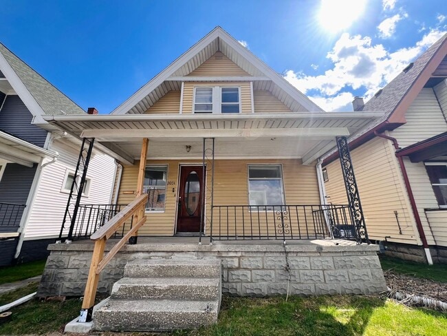 Building Photo - 3 Bedroom House