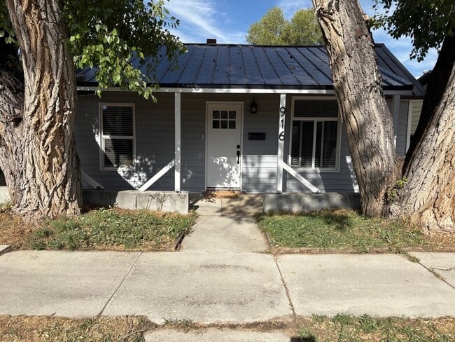 Building Photo - 916 Cedar Ave Rental