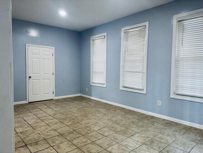 Photo - 5573 Singleton Rd