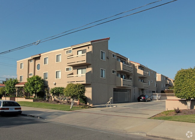 166th St Apts