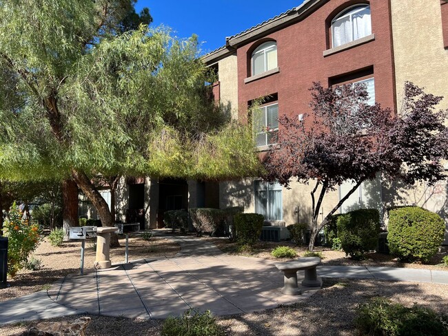 Building Photo - 4400 S Jones Blvd Unit 2078