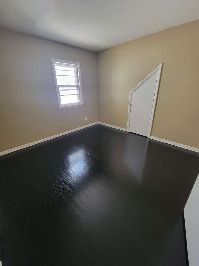 Building Photo - Spacious Updated One-Bedroom Apartment – R... Unit UP