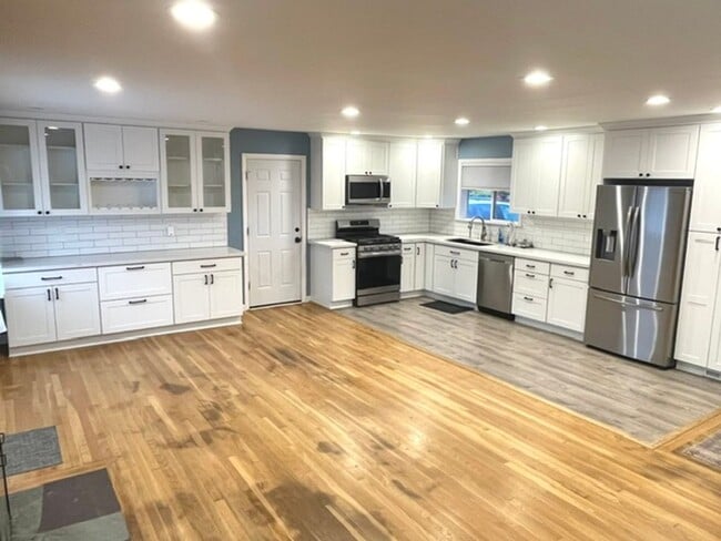 Photo - 3 Bedroom 1.5 baths! Walker & Cedar Hills ...