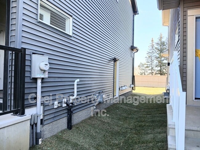 Photo - 807 Rowan Cl SW Unit Lower