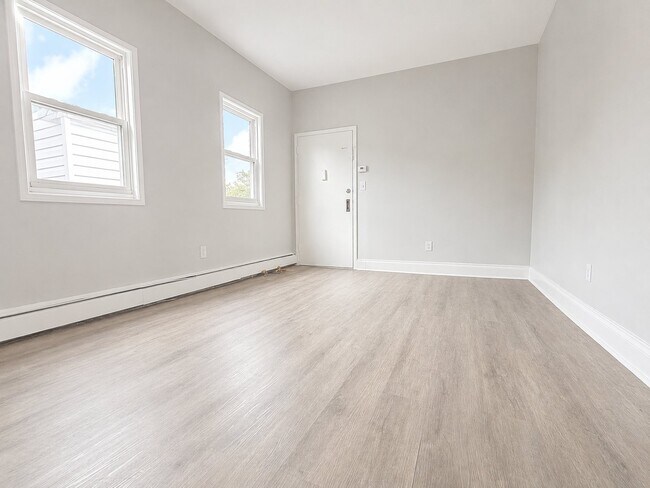Building Photo - 687 Summer Ave