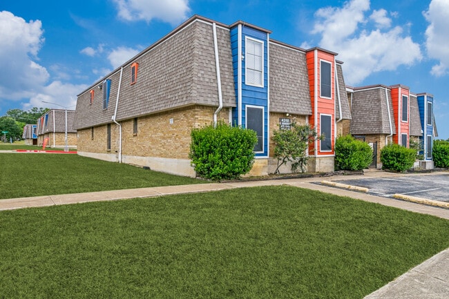 Building Photo - Vista Del Sol