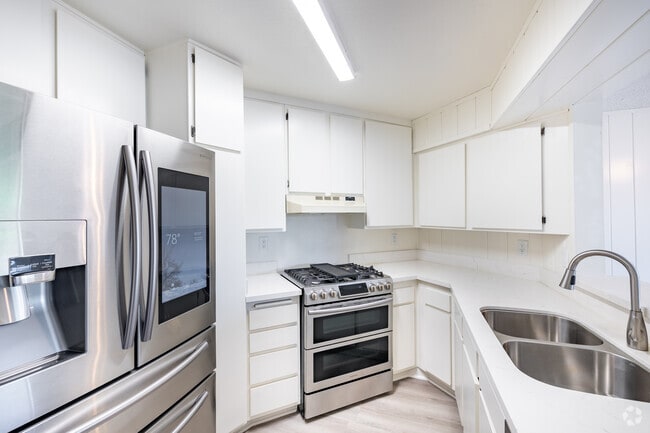 1BR, 1BA - 850SF - Kitchen