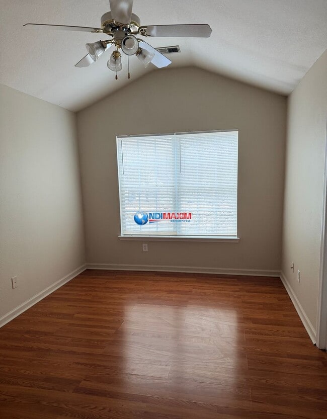 Photo - Spacious 3-bedroom townhouse in Riverdale