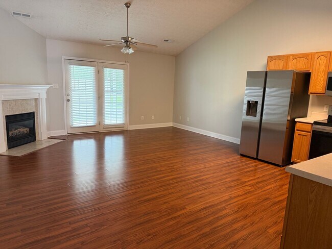 Photo - Knoxville 37918 - 2 bedroom, 2 bath Condo with attached 1-car garage - Contact Sharon Arnwine (86...