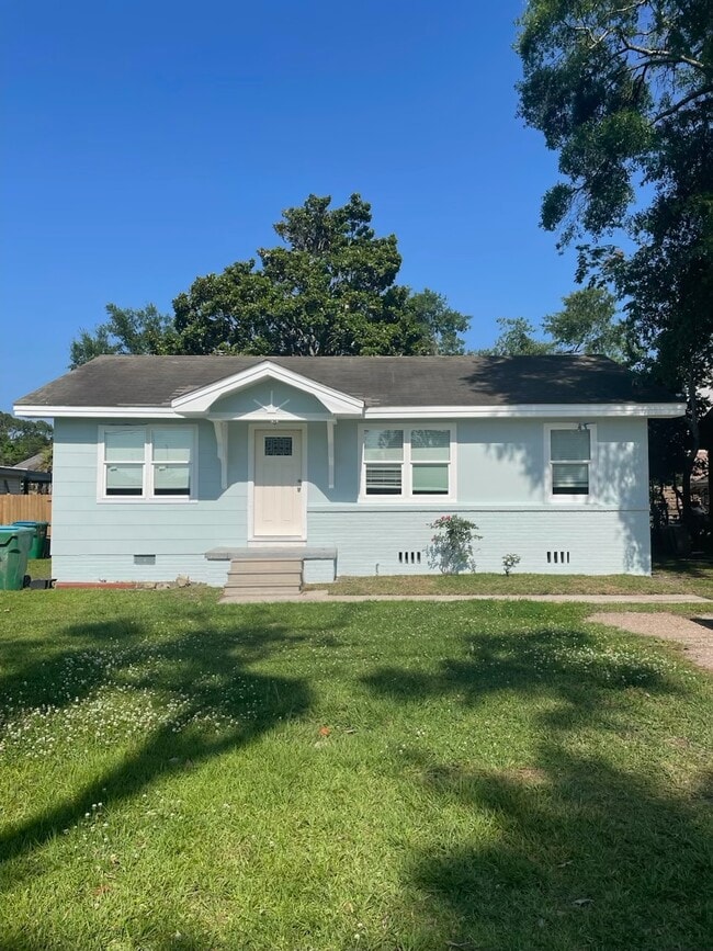 Building Photo - 832 Hubert Dr