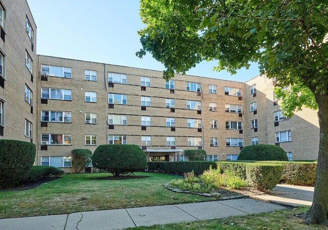 Building Photo - 2115 W Farwell Ave