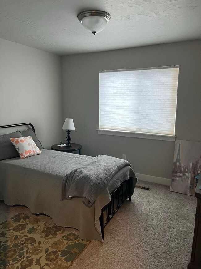 Building Photo - Three bedroom, 2.5 bath townhome in Cedar City