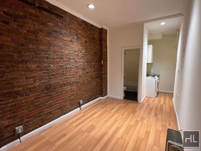 Building Photo - PINEAPPLE STREET Rental
