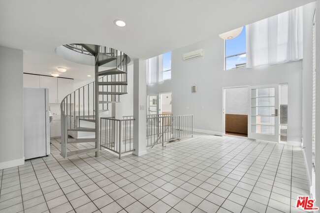 Photo - 114 Fleet St